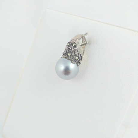 Dije de plata 925 modelo Lady Di, con perla de fantasía de 11mm, circonias incrustadas, largo 2.3cm. Dije de plata 925 modelo Lady Di, con perla de fantasía de 11mm, circonias incrustadas, largo 2.3cm.