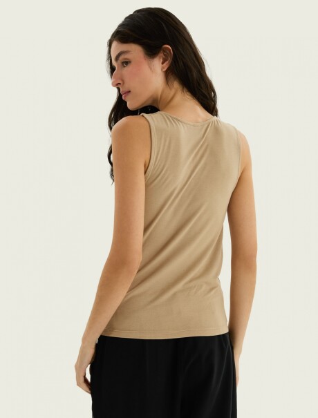MUSCULOSA CON CUELLO DRAPEADO BEIGE