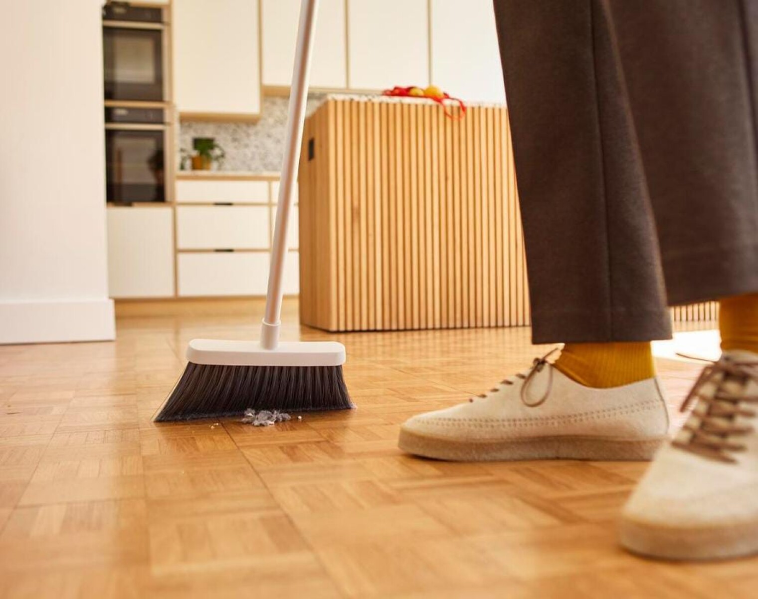 Escoba CleanTech™ con Soporte Mural – Mango Telescópico Joseph Joseph 