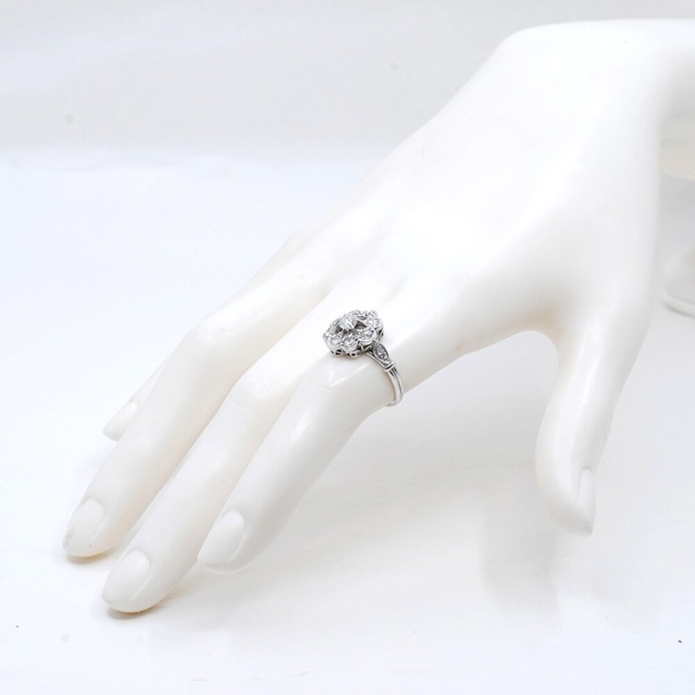 Anillo antiguo en oro 18k blanco y brillantes Anillo antiguo en oro 18k blanco y brillantes