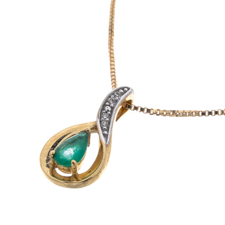 Conjunto de colgante y cadena de oro 9 ktes con esmeralda y circonias. Conjunto de colgante y cadena de oro 9 ktes con esmeralda y circonias.