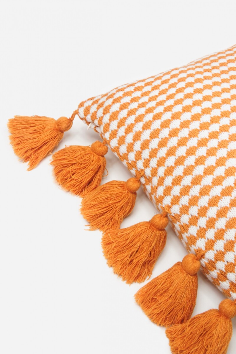 Almohadon rectangular tejido con pompones naranja