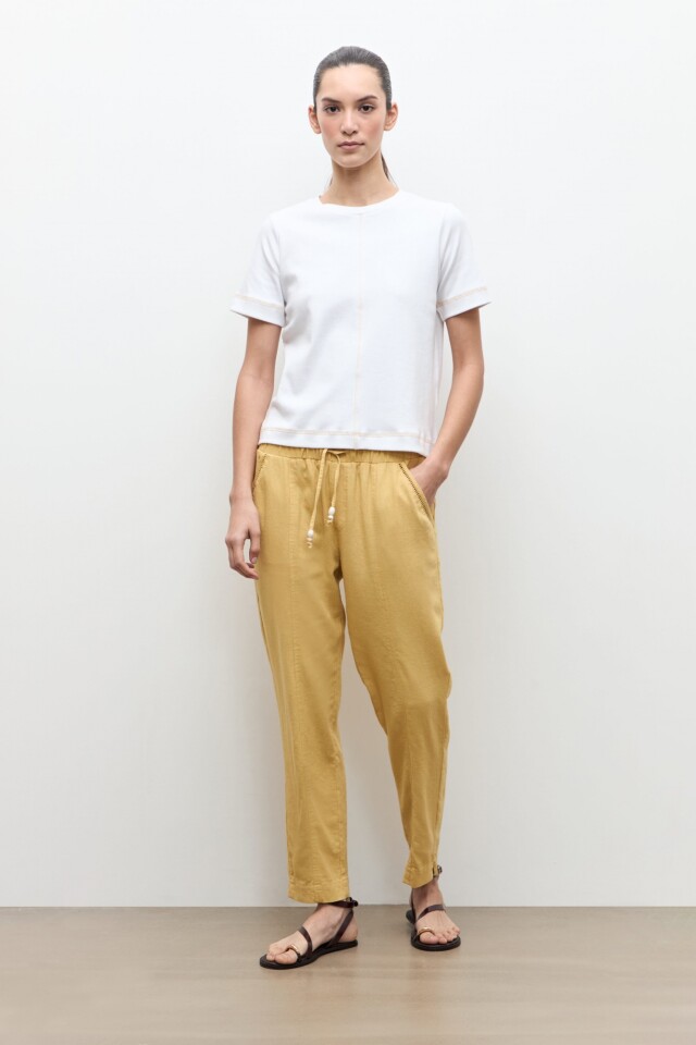 Remera con pespuntes blanco