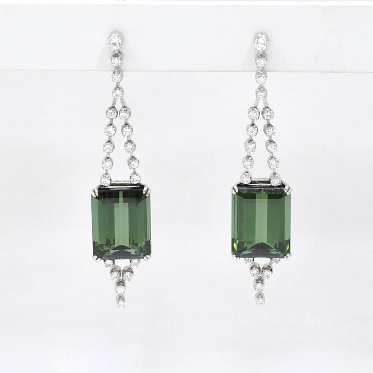 H.Stern Maravillosas Caravanas En Oro 18K Blanco Con Turmalinas Verdes Y Brillantes. 