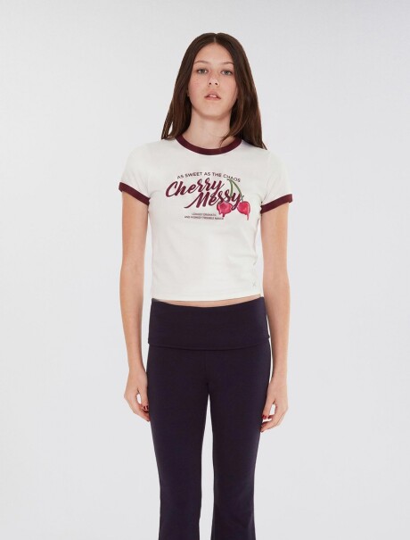 CAMISETA JUVENIL CON ESTAMPADO Y RIBETE EN CONTRASTE BORDEAUX