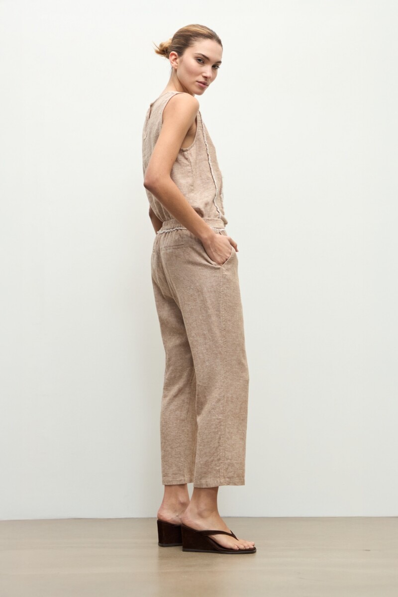 Pantalon capri lino detalle desflecado tostado melange