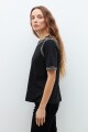 Remera con bordados en contraste negro
