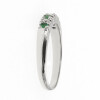 Anillo medio sin fin clásico mediano de oro blanco con brillantes y esmeraldas Anillo medio sin fin clásico mediano de oro blanco con brillantes y esmeraldas