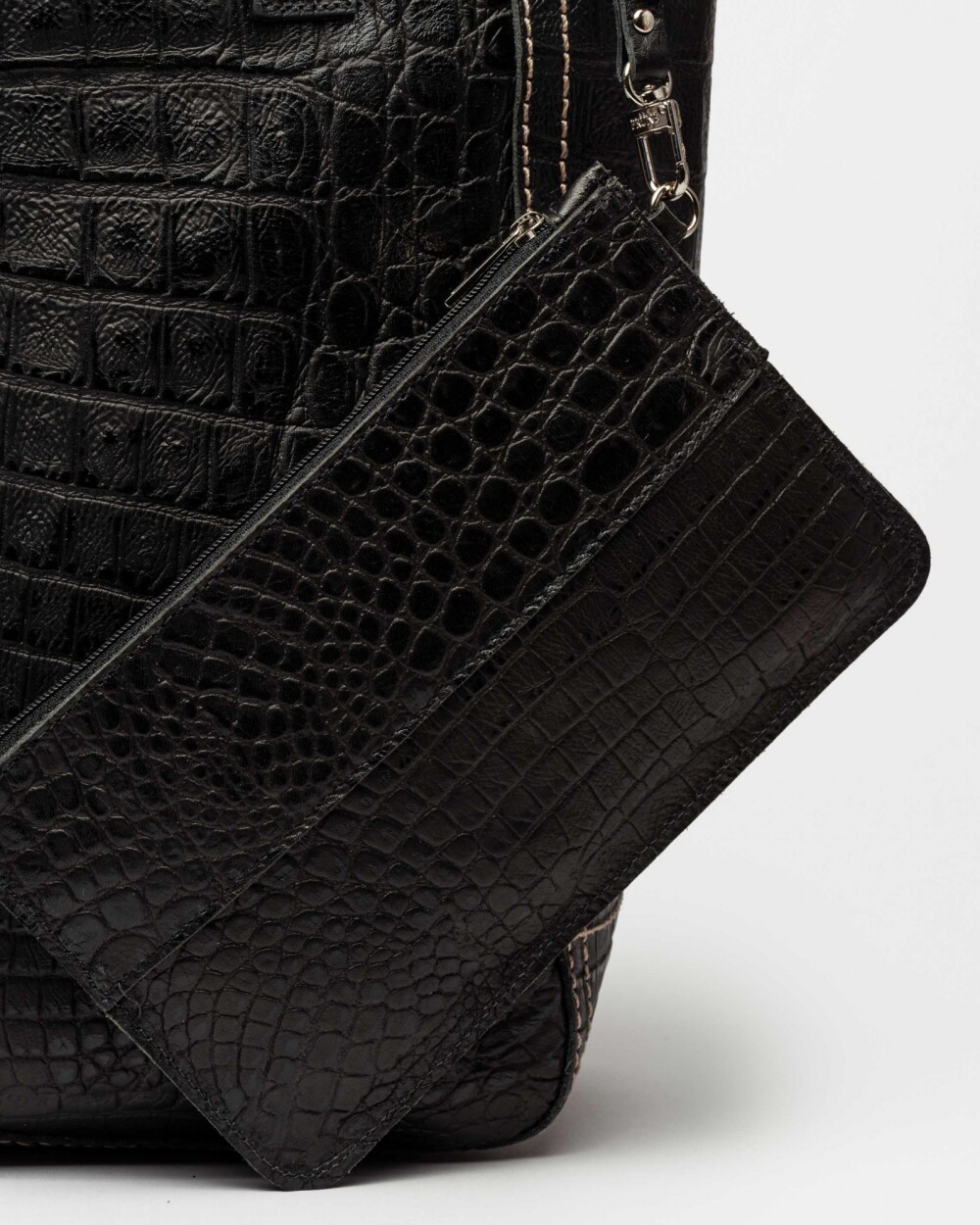 Shopper Vera En Cuero Grabado Croco Negro