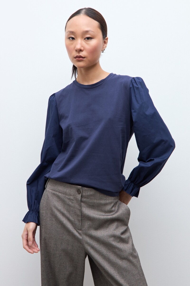 Remera con mangas combinadas azul marino
