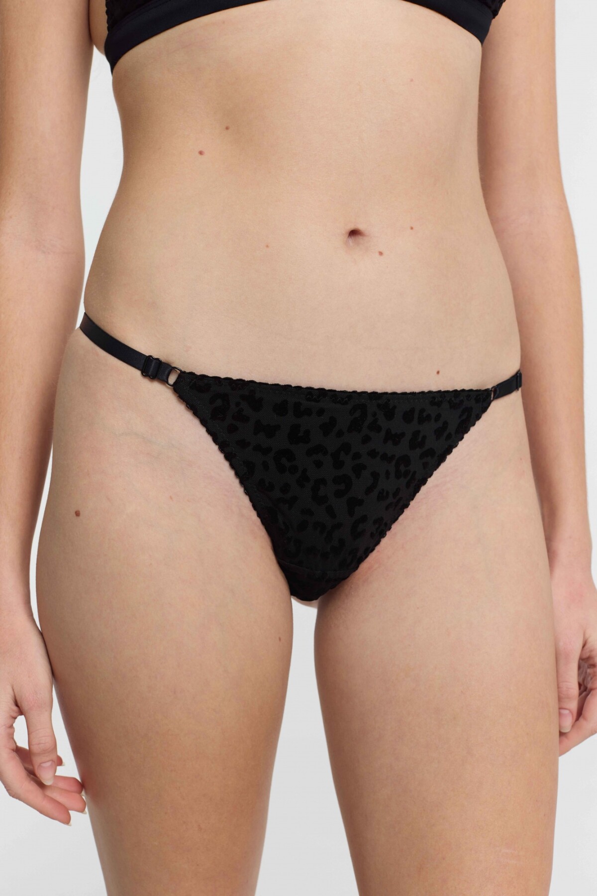 Colaless Isadora Negro