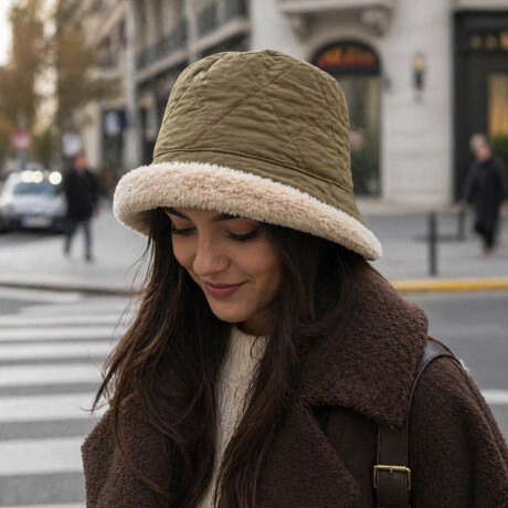 Gorro piluso puffer con corderito Verde