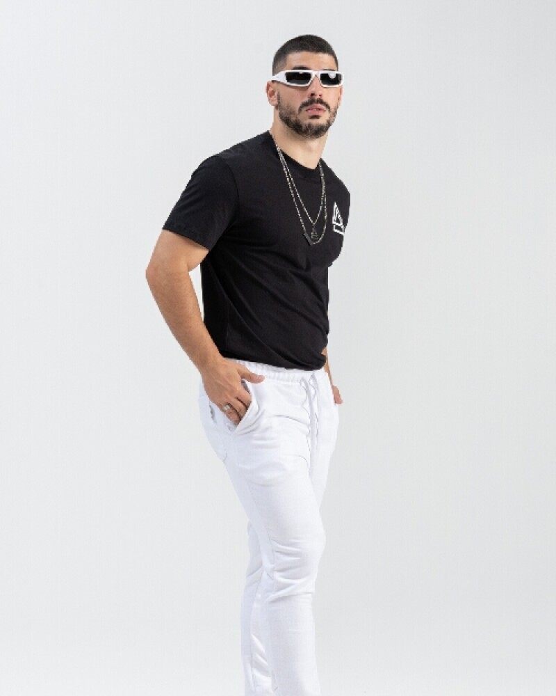 Remera negra con detalles en blanco U