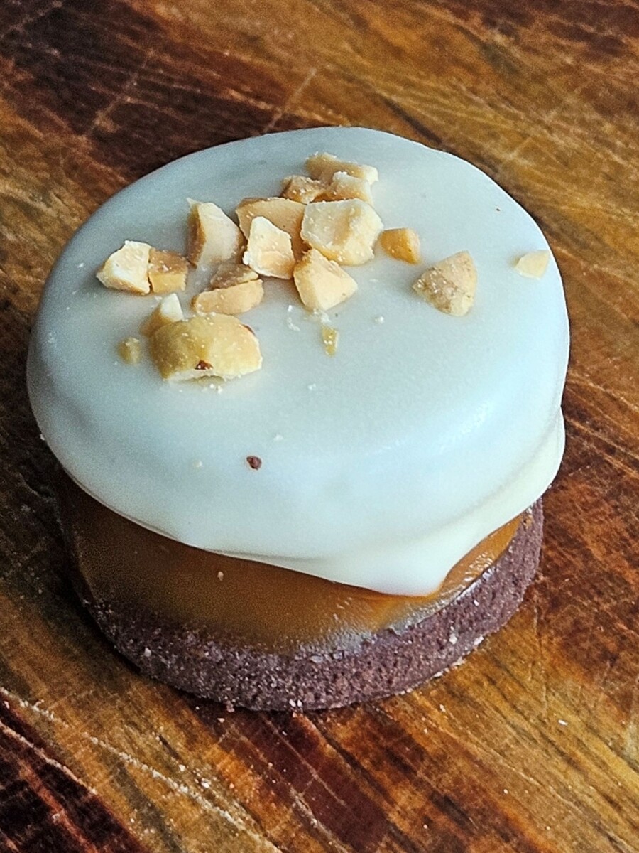 Alfajorcito de chocolate blanco y crema de mani Alfajorcito de chocolate blanco y crema de mani