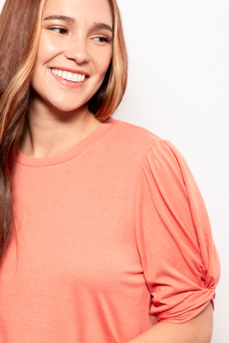 REMERA MEWS Coral Oscuro
