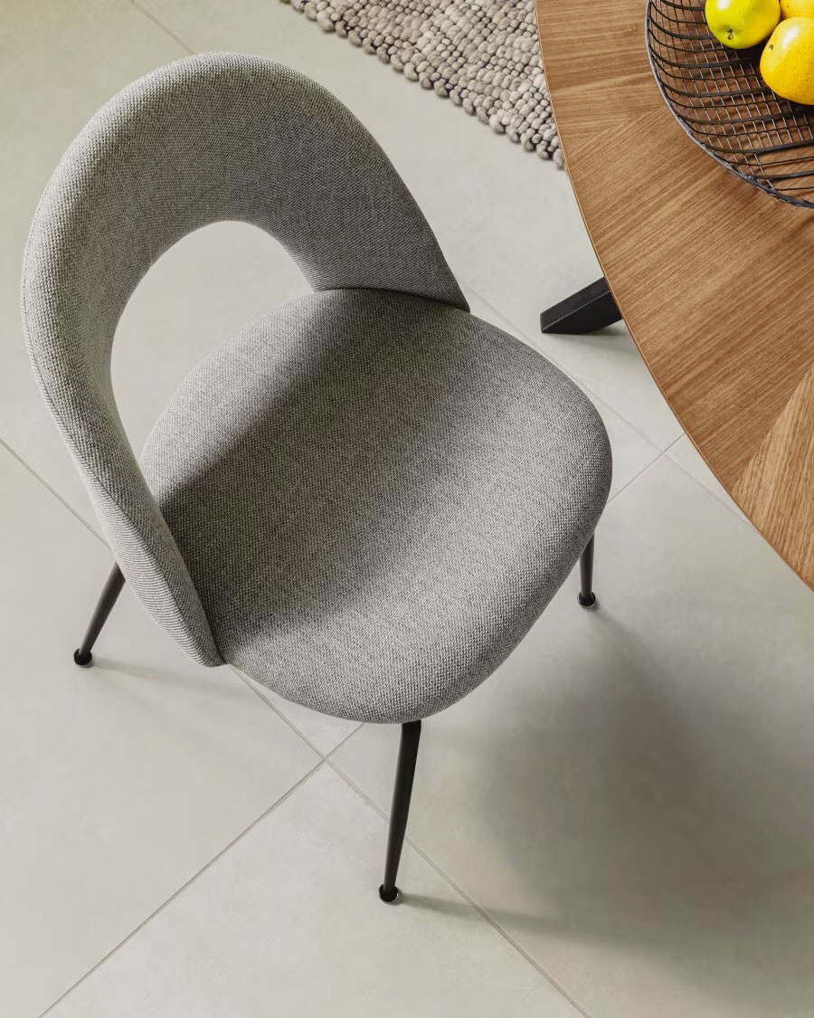 Silla Mahalia gris claro y patas de acero acabado pintado negro Silla Mahalia gris claro y patas de acero acabado pintado negro