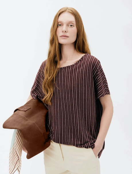 BLUSA ESTAMPADA DE MANGA CORTA BORDEAUX
