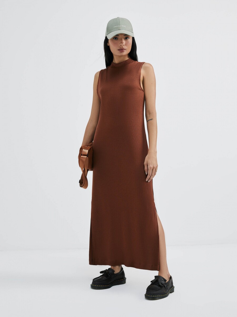 VESTIDO LARGO SIN MANGAS - MARRÓN 