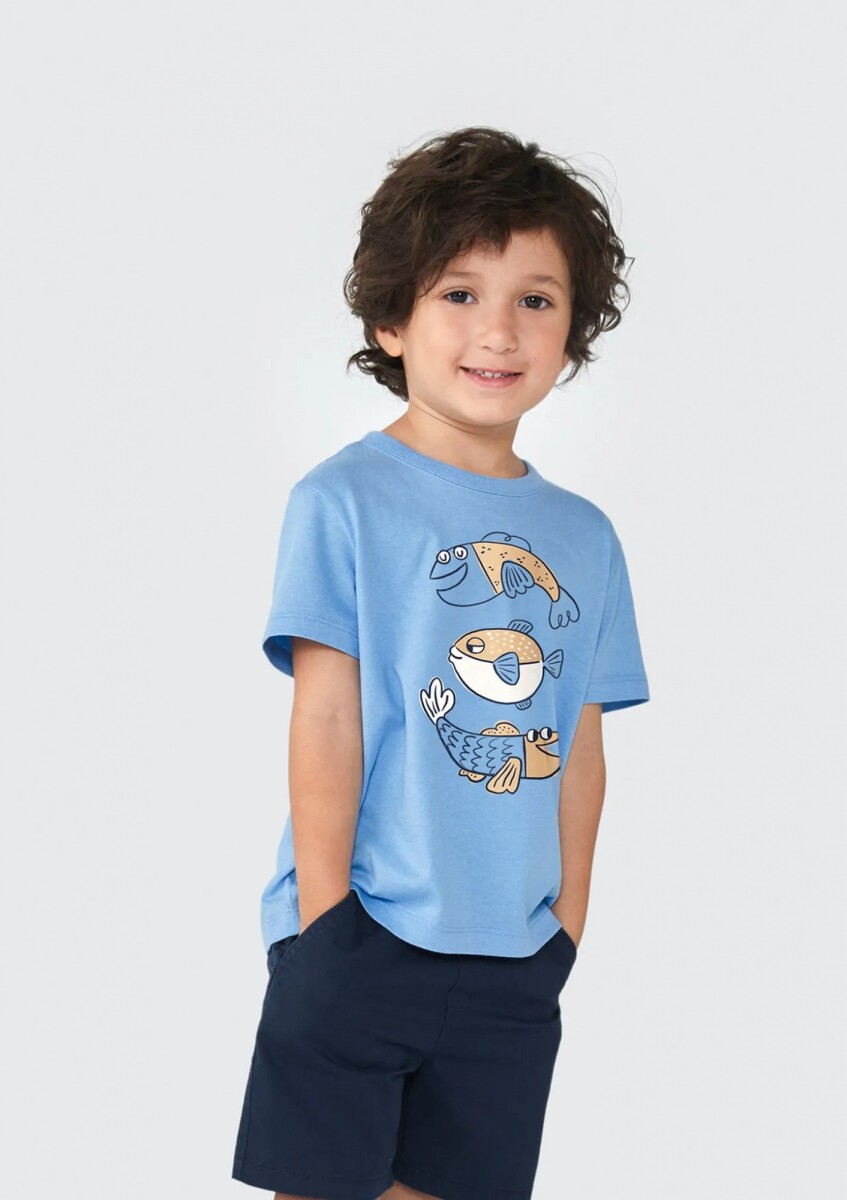 CAMISETA INFANTIL CON ESTAMPA - CELESTE 