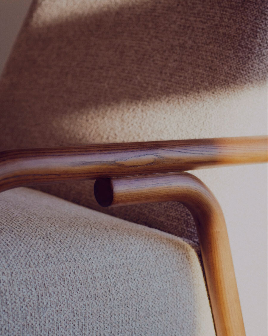 Butaca Sylo de chenilla beige y madera maciza de fresno con acabado tono nogal FSC 100% Butaca Sylo de chenilla beige y madera maciza de fresno con acabado tono nogal FSC 100%