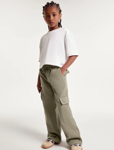 PANTALÓN INFANTIL TIPO CARGO CON CINTURA ELASTIZADA VERDE