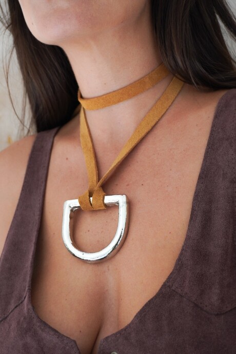Estribo Tiento Necklace Camel Plateado