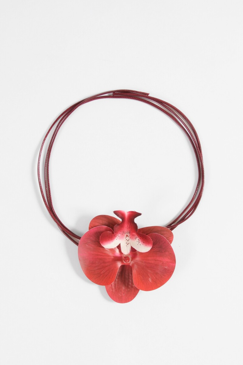 Collar flor orquídea rojo