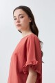 Blusa con volados lacre