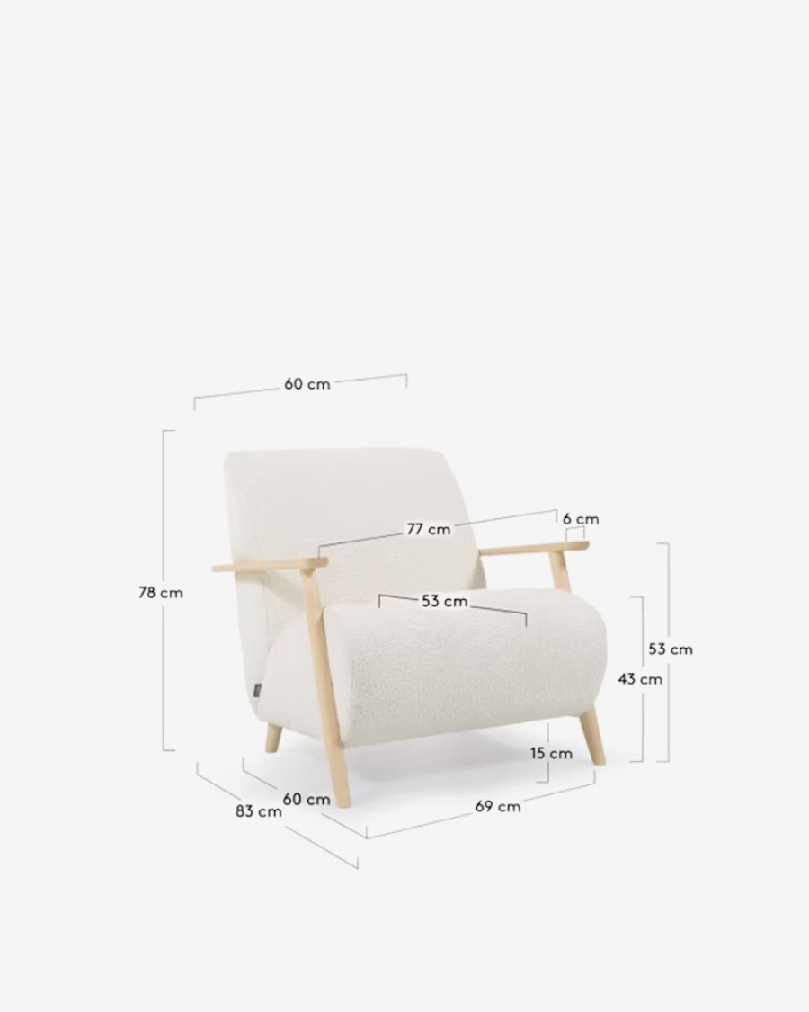 Butaca Meghan de borreguito blanco y patas de madera maciza de fresno con acabado natural