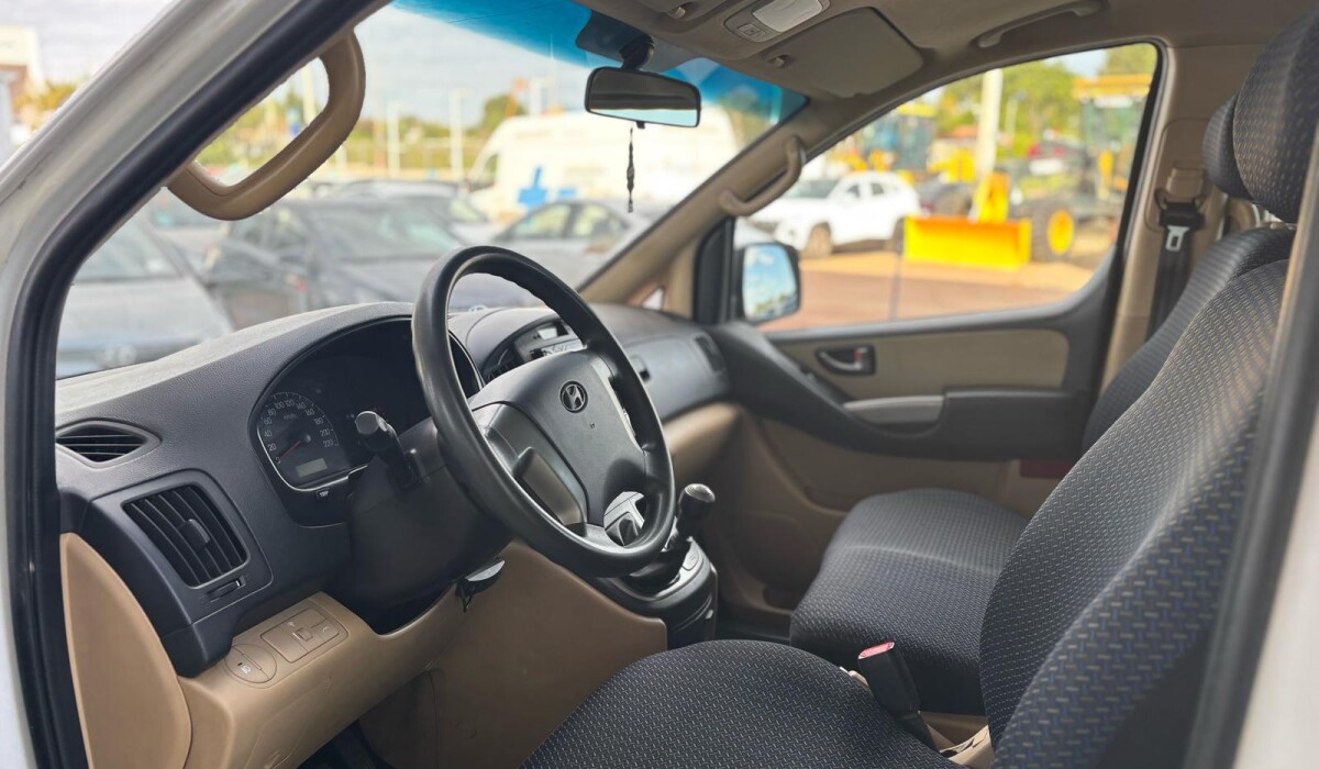Hyundai H1 MiniBus 12 Plz GLS Diesel - 2014 Hyundai H1 MiniBus 12 Plz GLS Diesel - 2014
