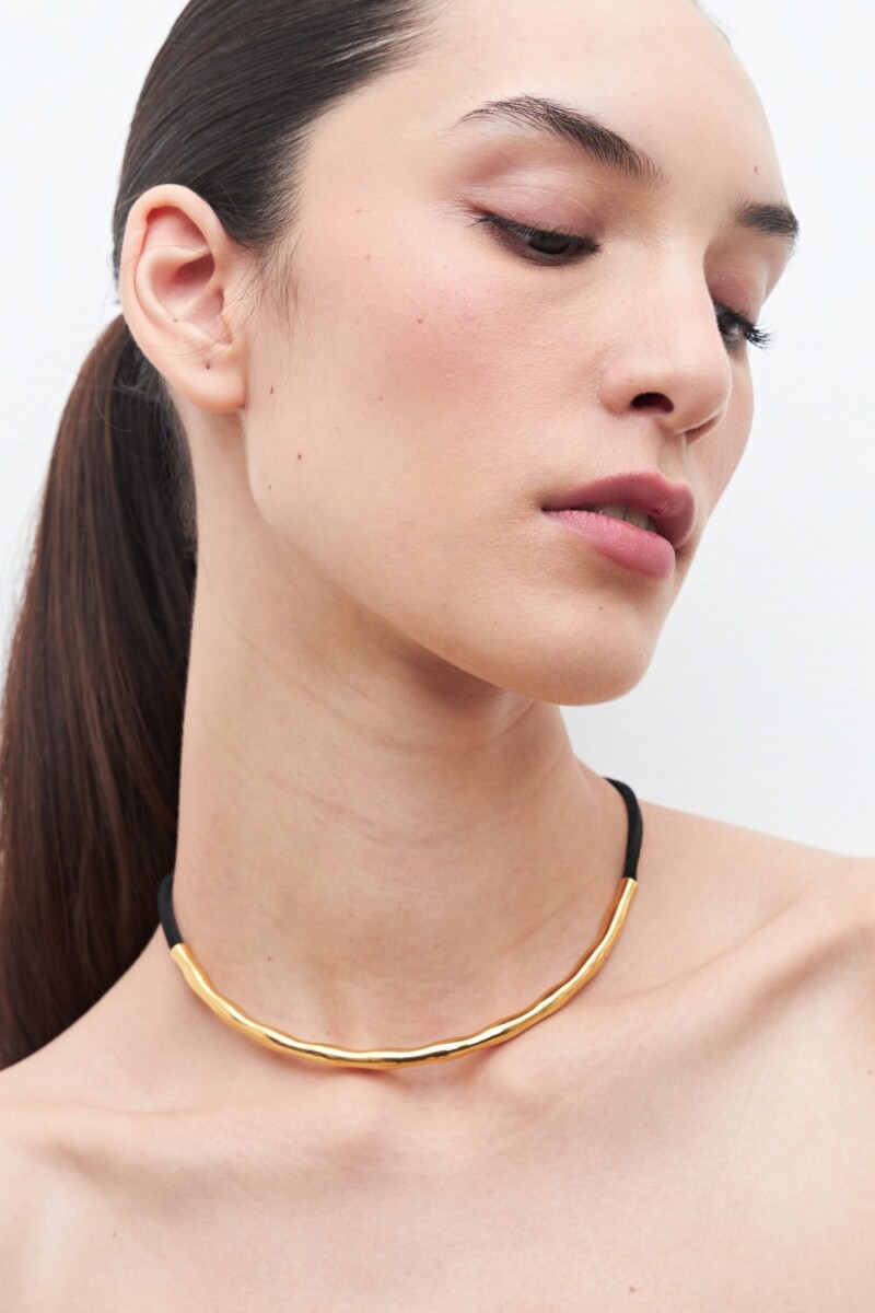 Collar con cordón y dije acero dorado