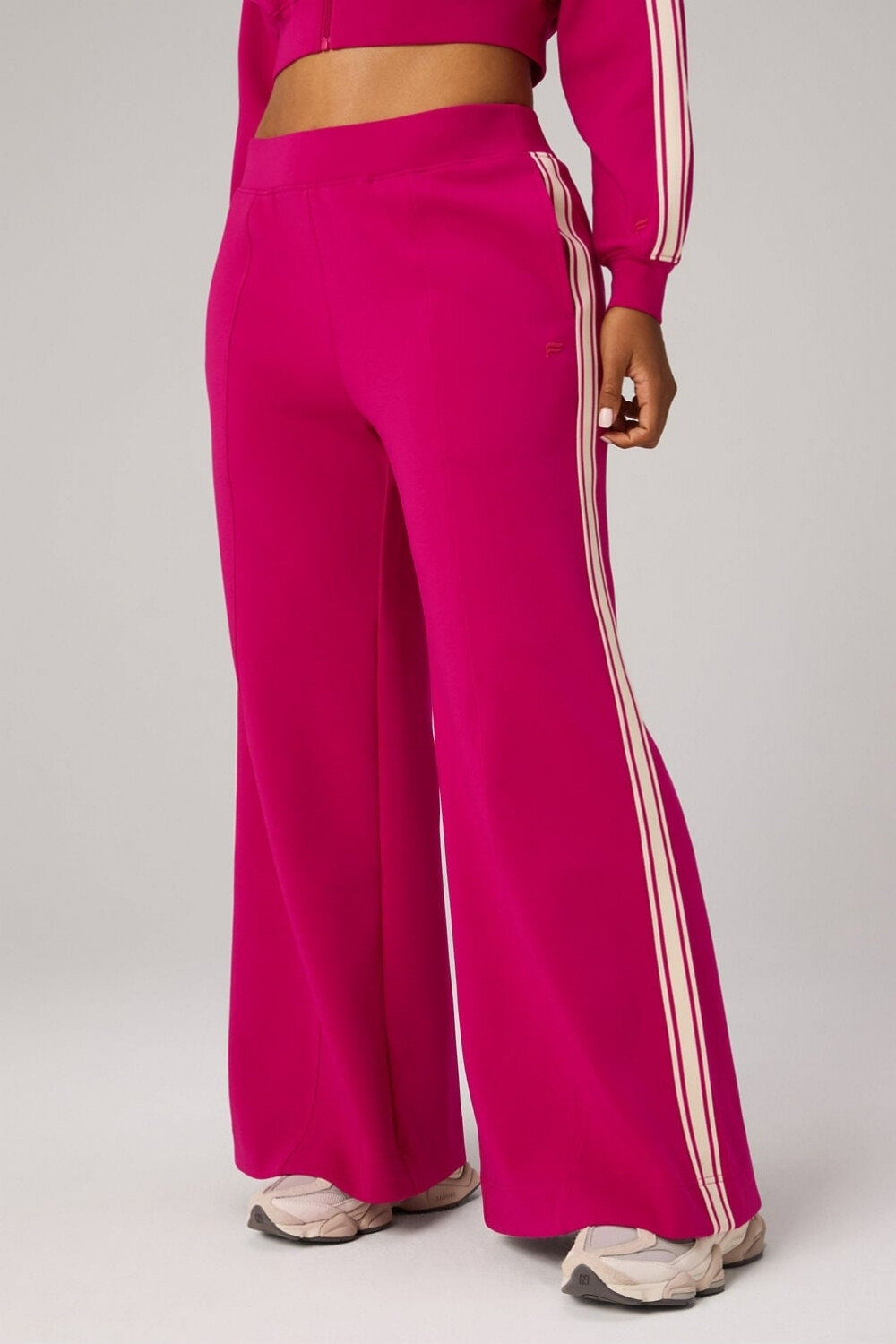 Pantalón Elevated Track Pant Mujer Lush Berry/Almond Milk