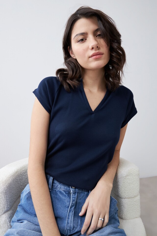 Remera canalé cuello polo azul marino