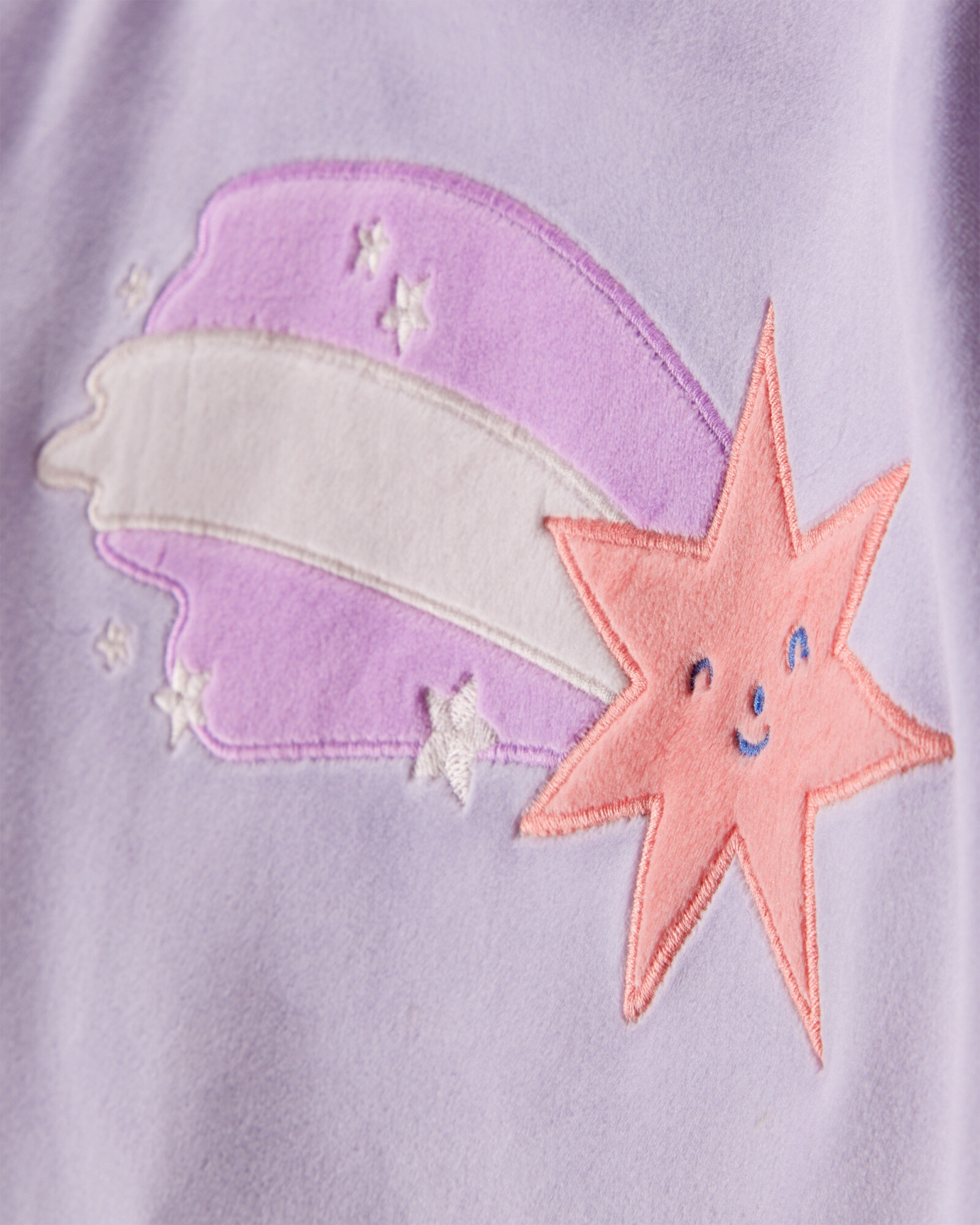Pijama dos piezas de DreamPlush, remera y pantalón, diseño estrellas Sin color