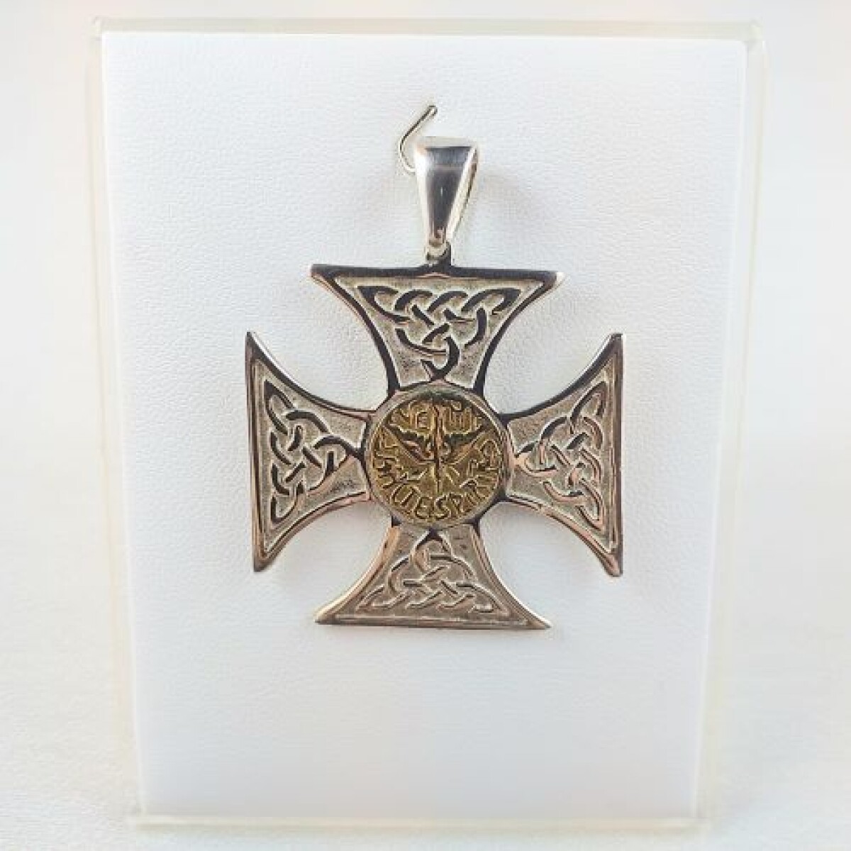 Cruz de plata 925 con imagen central del Espíritu Santo en double de oro 18 Ktes. Medidas: 3.9 cm * 3.9 cm, espesor 2 mm. 