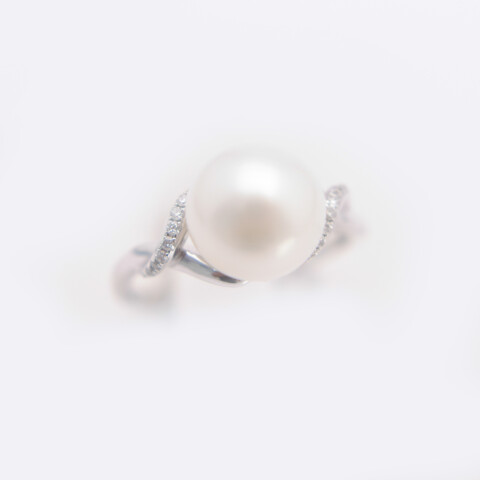 Anillo Oro 18 kilates blanco Diamantes y Perla de Cultivo Anillo Oro 18 kilates blanco Diamantes y Perla de Cultivo