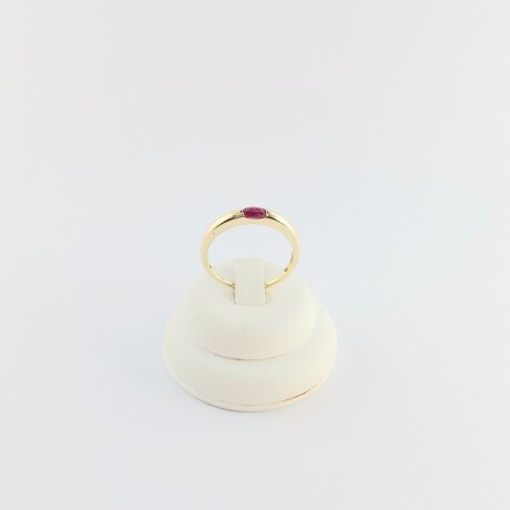Anillo con Rubi en oro 9 ktes. Anillo con Rubi en oro 9 ktes.