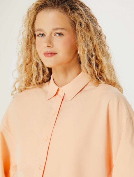CAMISA MODELO OVERSIZE NARANJA