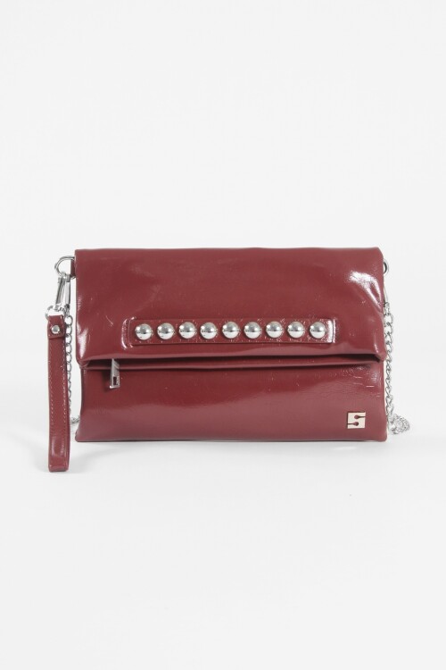 Sobre con tachas y correa bordo