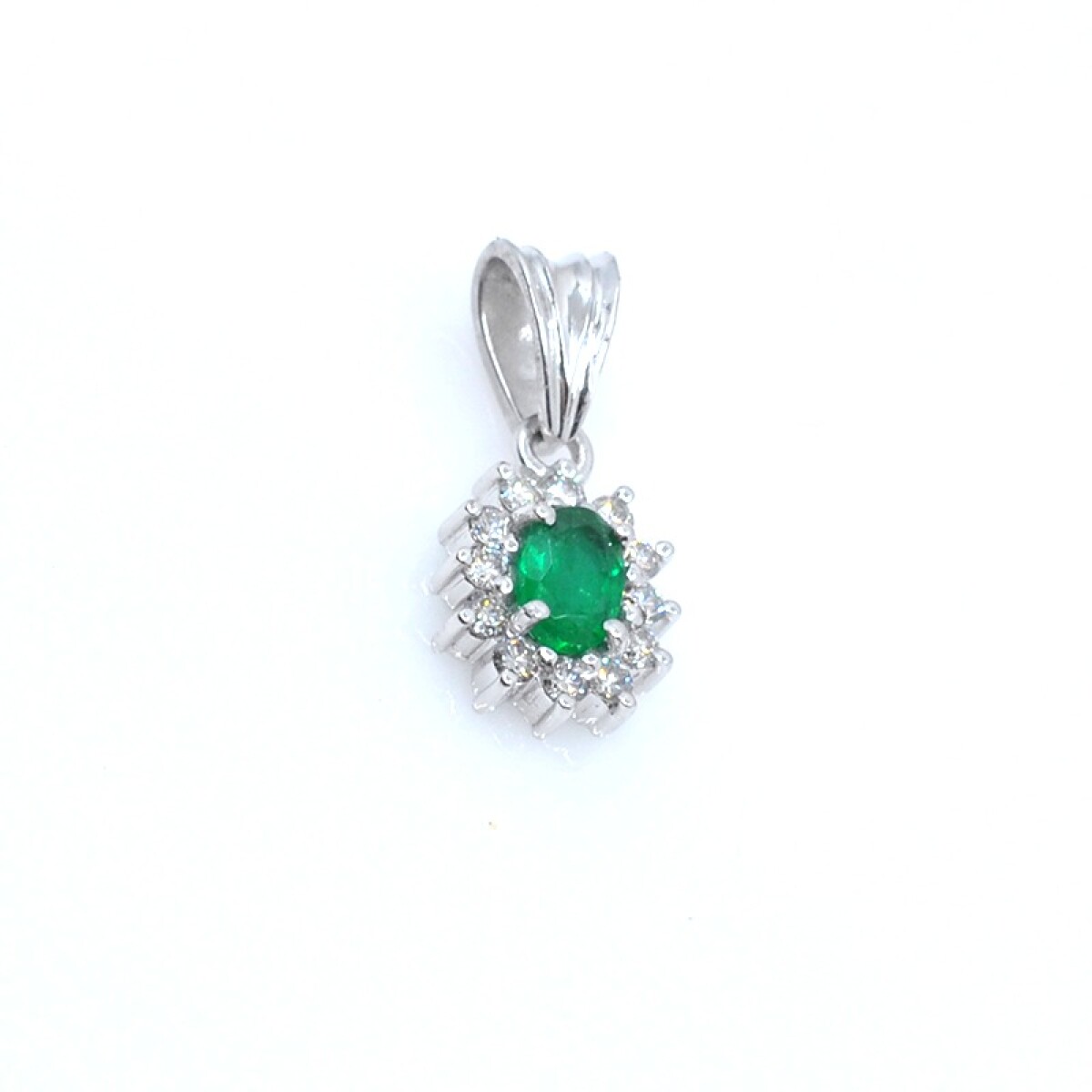 Colgante en oro 18k, esmeralda oval y brillantes 