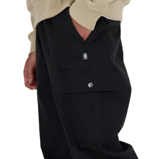 Pantalon New Balance Twill Cargo Jogger - Negro Pantalon New Balance Twill Cargo Jogger - Negro