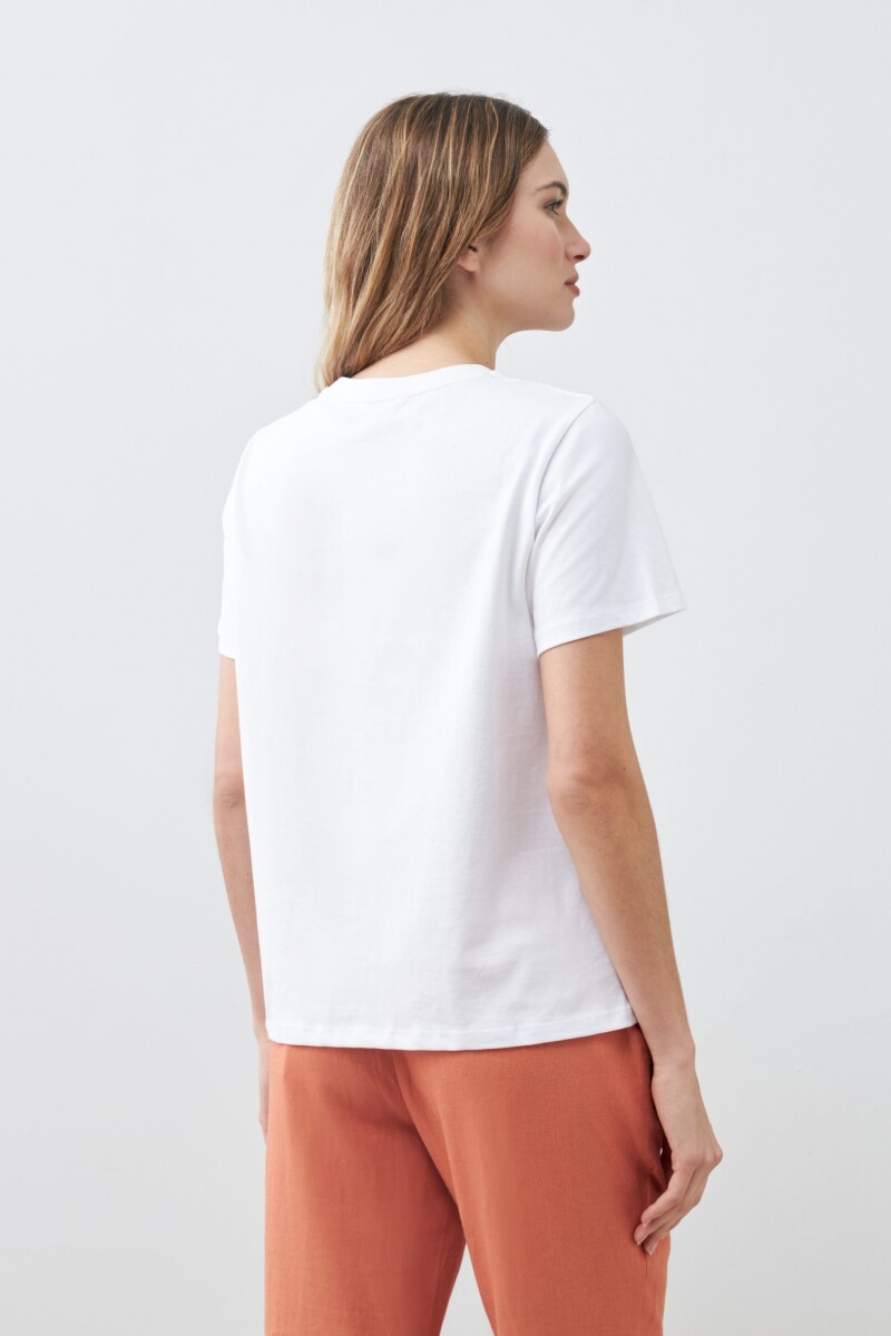 Remera con estampa y bordado floral blanco