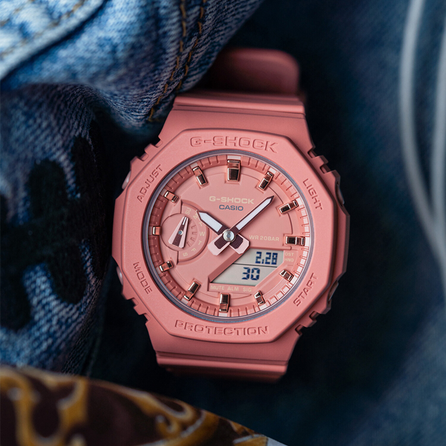 Reloj G Shock para dama con banda de resina rosado