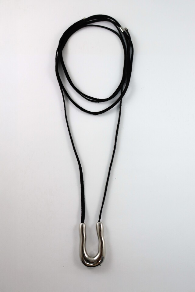 Collar cordón de suede y dije de acero plateado