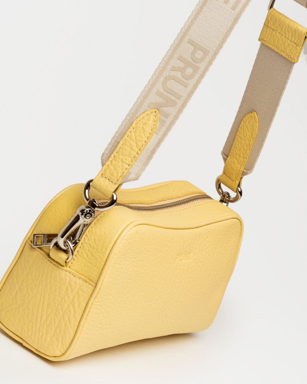 Bandolera The Club en cuero graneado Vainilla Niquel