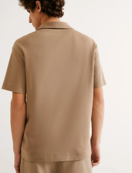 CAMISA DE CUELLO CON CIERRE BEIGE