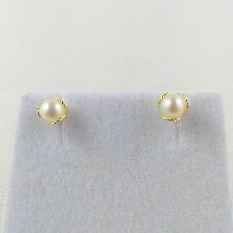 Caravanas de oro 18 ktes con perla de cultivo de 3 1/2 mm y canasta. Abridores de bebe. Caravanas de oro 18 ktes con perla de cultivo de 3 1/2 mm y canasta. Abridores de bebe.