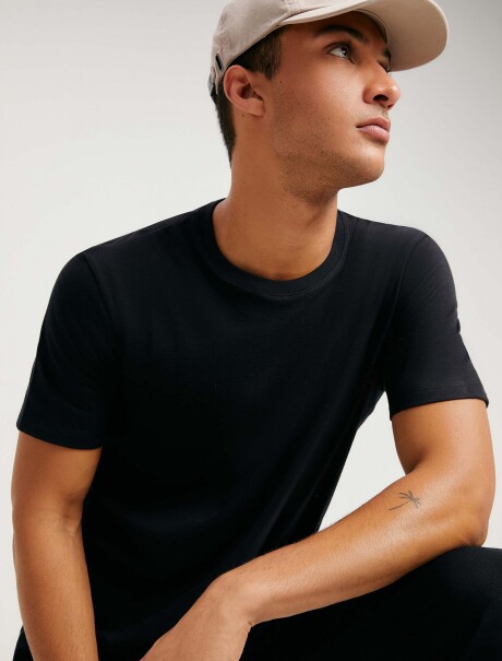 CAMISETA BÁSICA WORLD CON BORDADO NEGRO