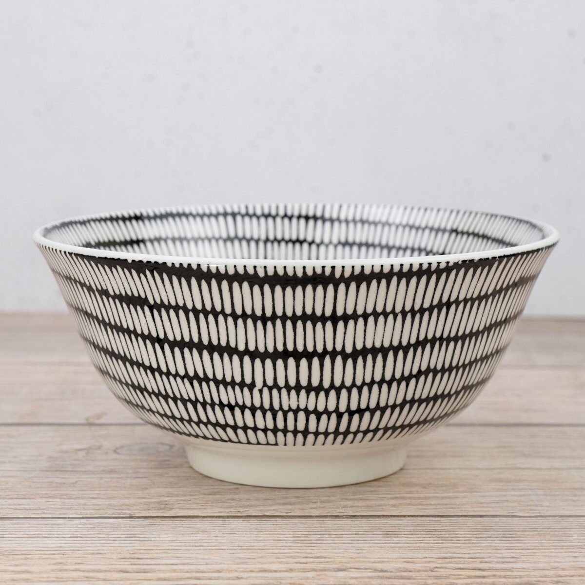 Bowl de ceramica con diseño blanco y negro 