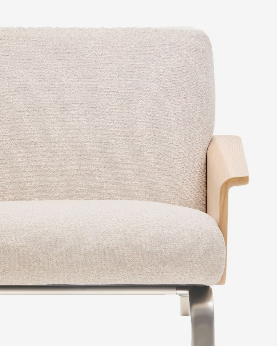 Butaca Amsen beige de contrachapado de roble y patas de acero inoxidable cepillado Butaca Amsen beige de contrachapado de roble y patas de acero inoxidable cepillado